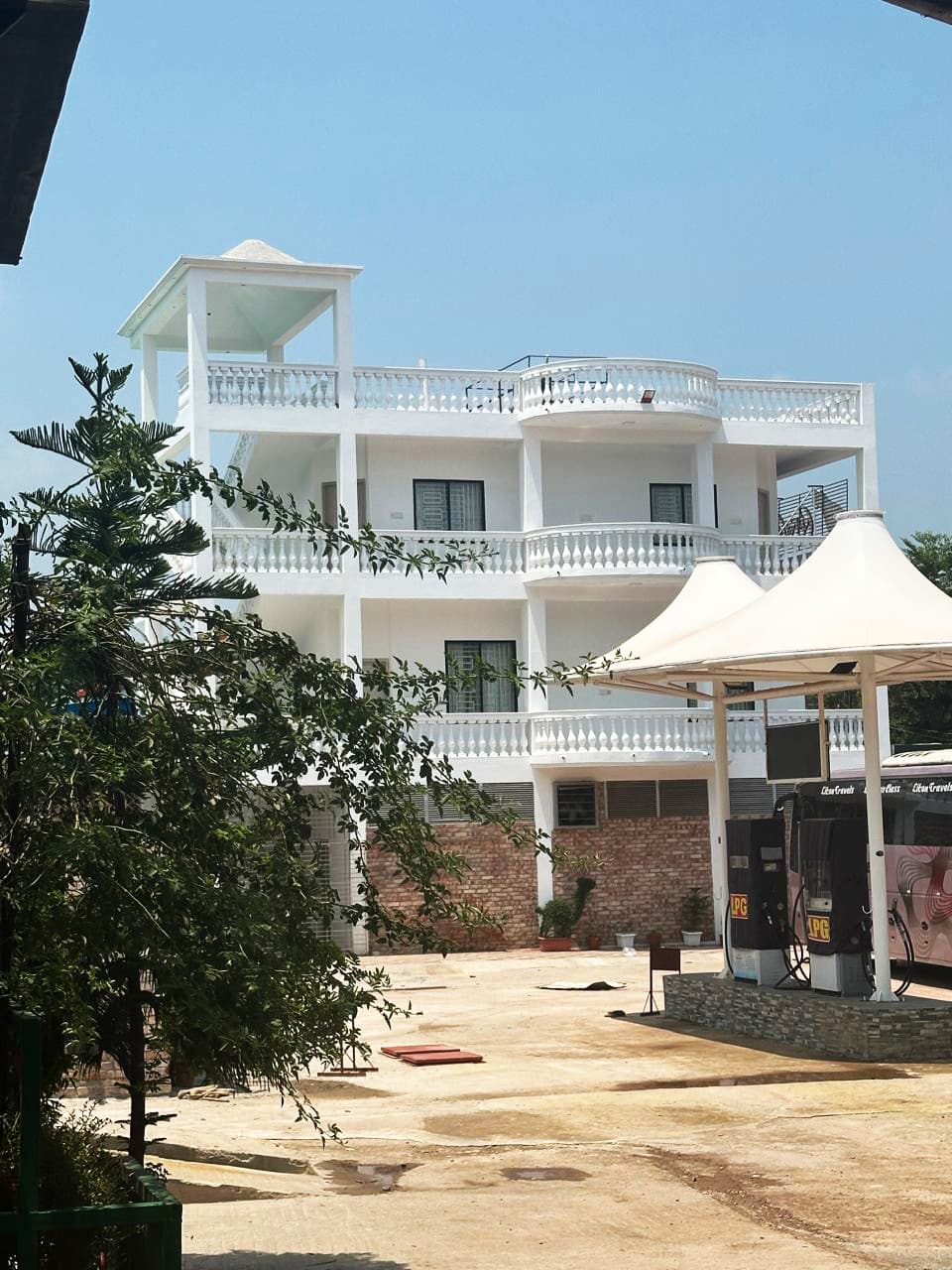 Sampan White House