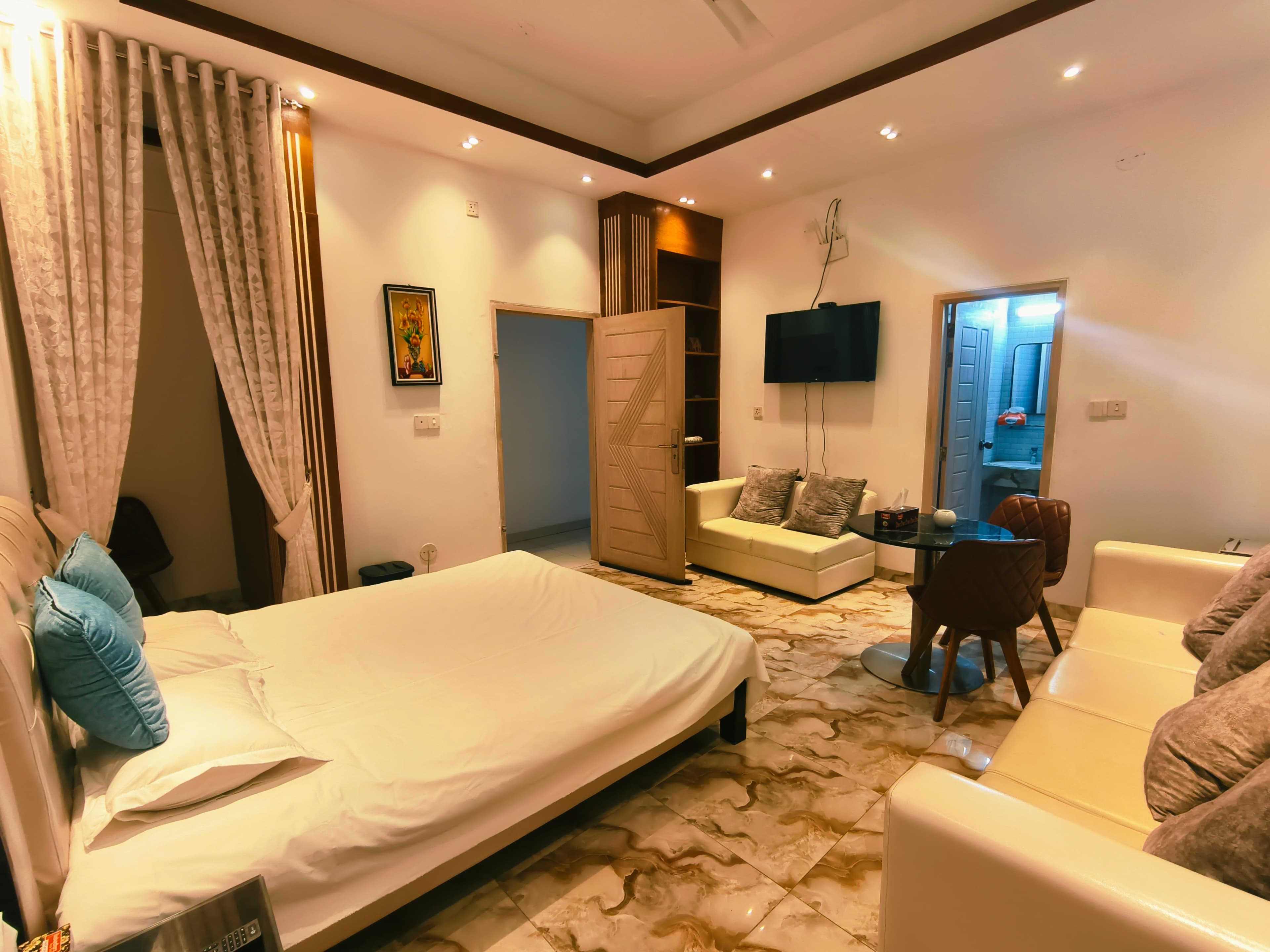 Express Highway Inn Club & Membership